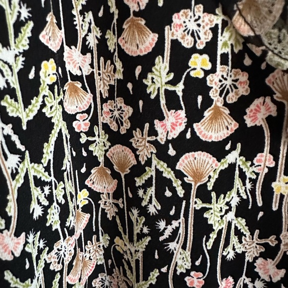 BCBG Generation | Floral Short Romper with Pockets | Size M - Picture 3 of 3